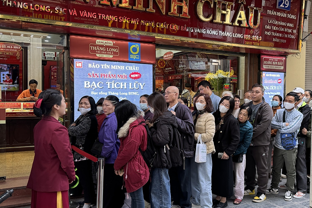 Người cao tuổi xếp hàng mua 2 chỉ vàng, tiếc nuối vì đến lượt lại không thể thanh toán