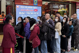 Người cao tuổi xếp hàng mua 2 chỉ vàng, tiếc nuối vì đến lượt lại không thể thanh toán