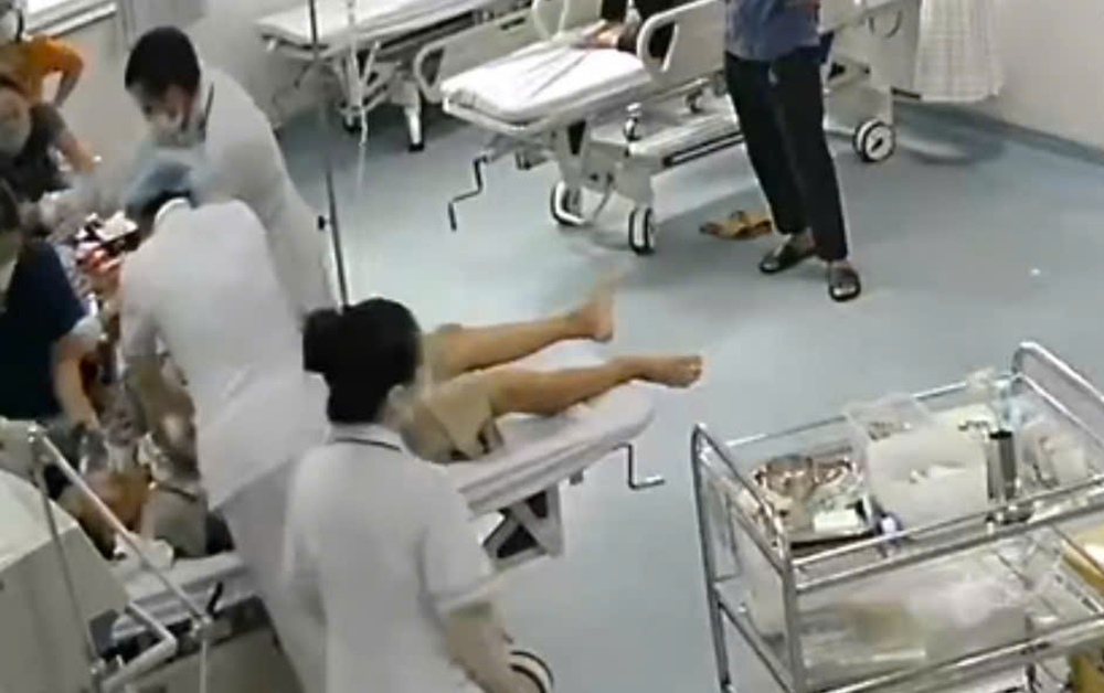 Người đàn ông 60 tuổi bị điện giật ngưng tim, ngưng thở khi đang sửa mái nhà.png