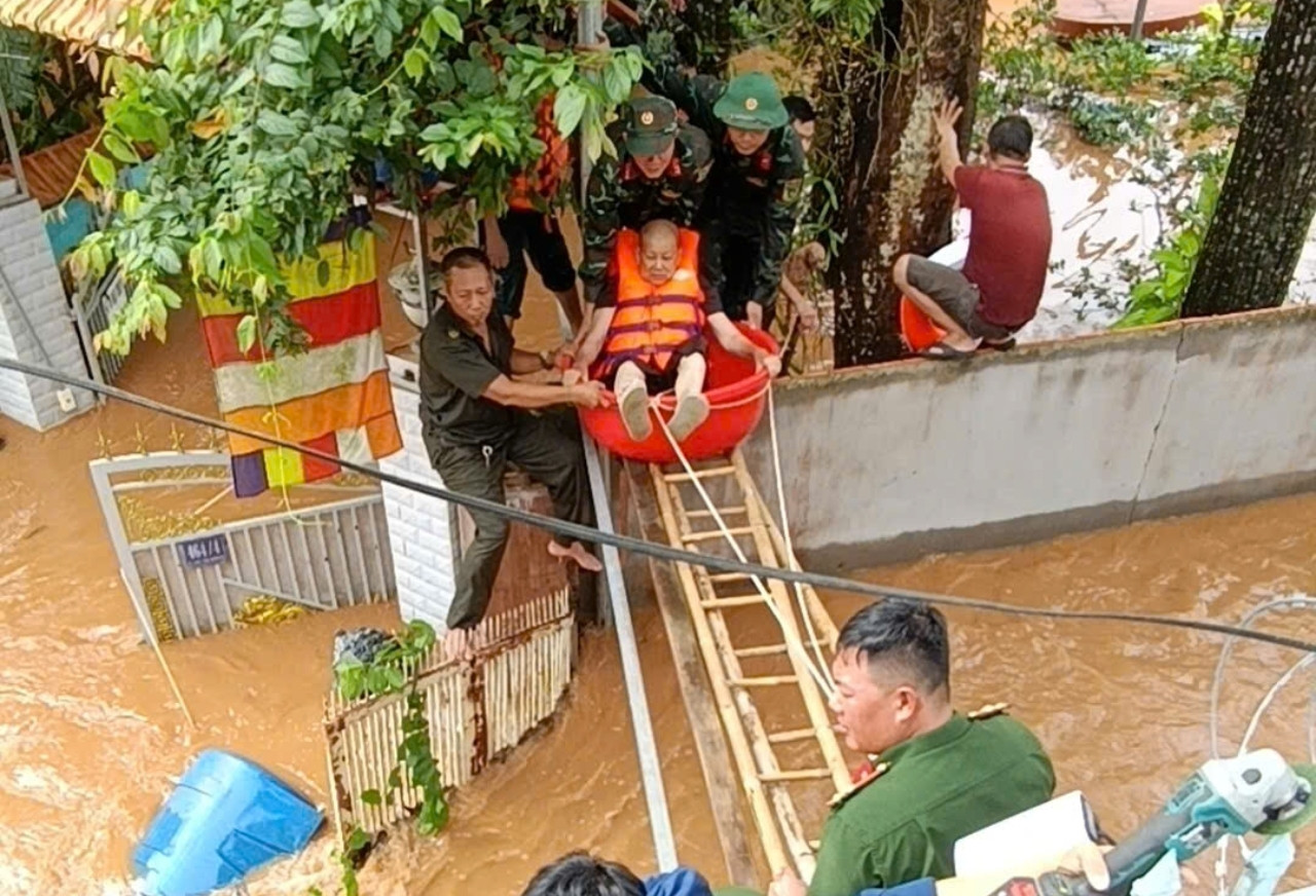 Nhiều khu dân cư ở Đồng Nai ngập cả mét, cụ bà được cứu kịp thời giữa biển nước