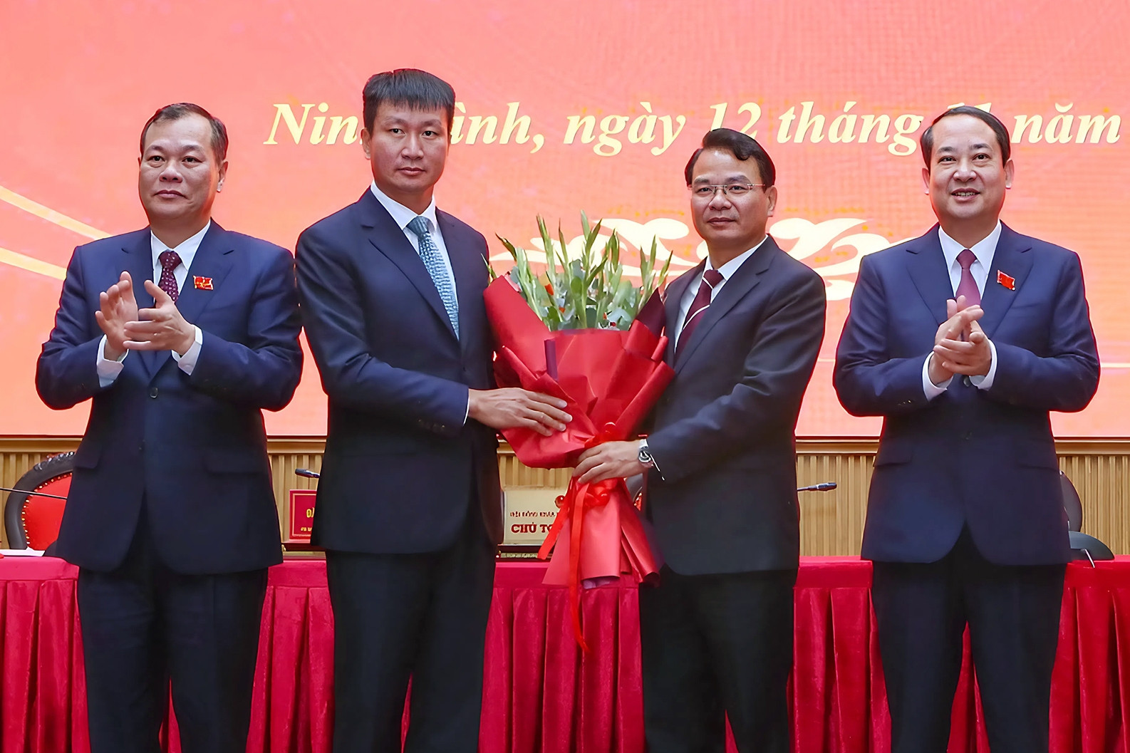 Ông Trần Huy Tuấn làm Chủ tịch UBND tỉnh Ninh Bình