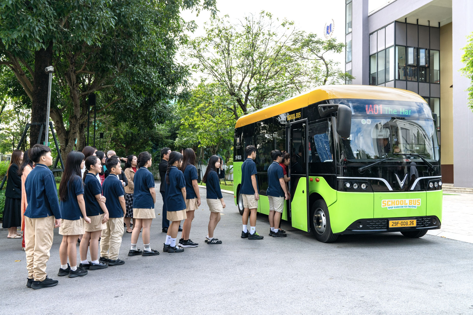 Ra mắt School Bus - dịch vụ xe điện học đường chuyên biệt đầu tiên tại Việt Nam