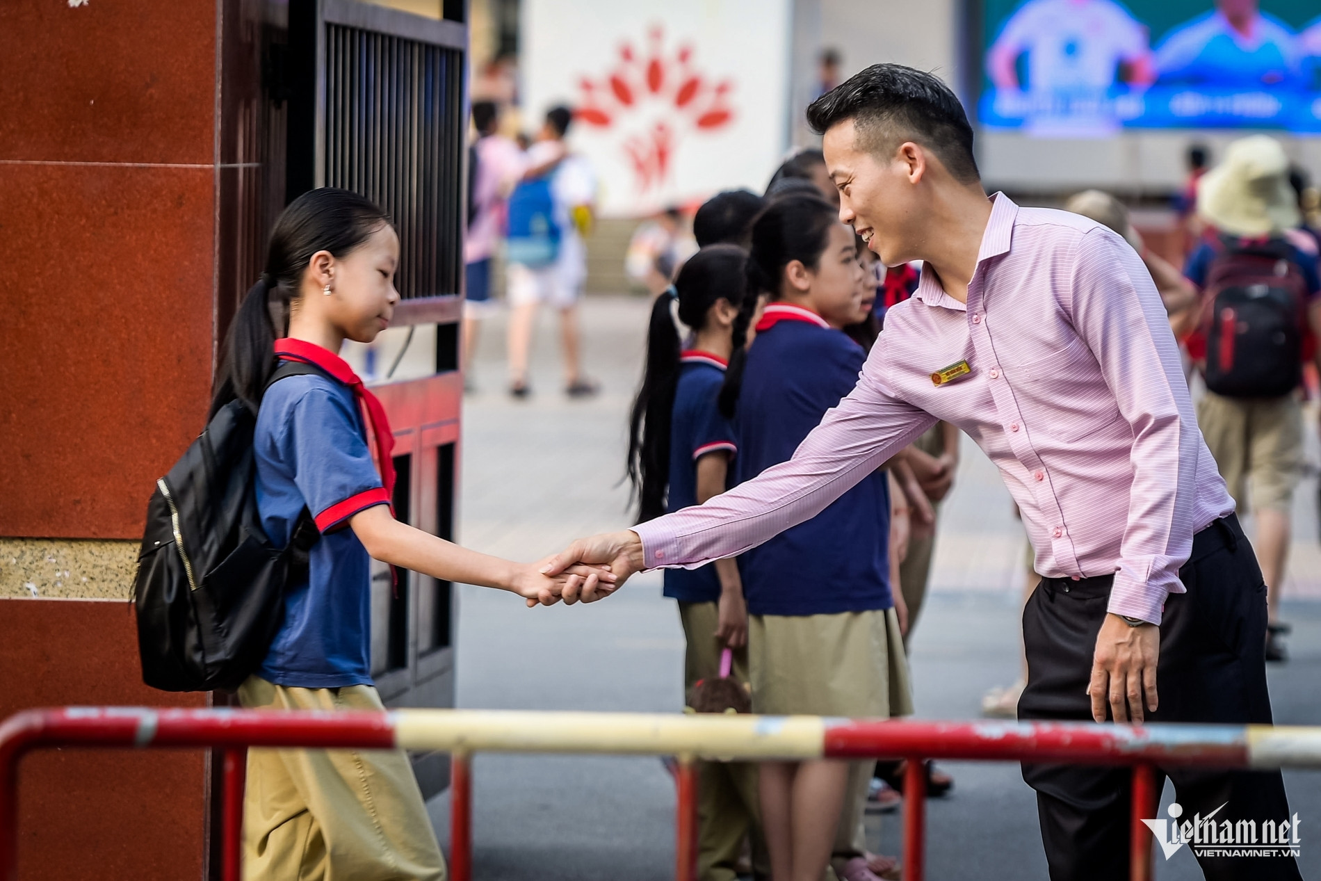 Thầy cô giáo ‘nhàn’ hơn khi bỏ bắt lỗi bằng chào đón học trò