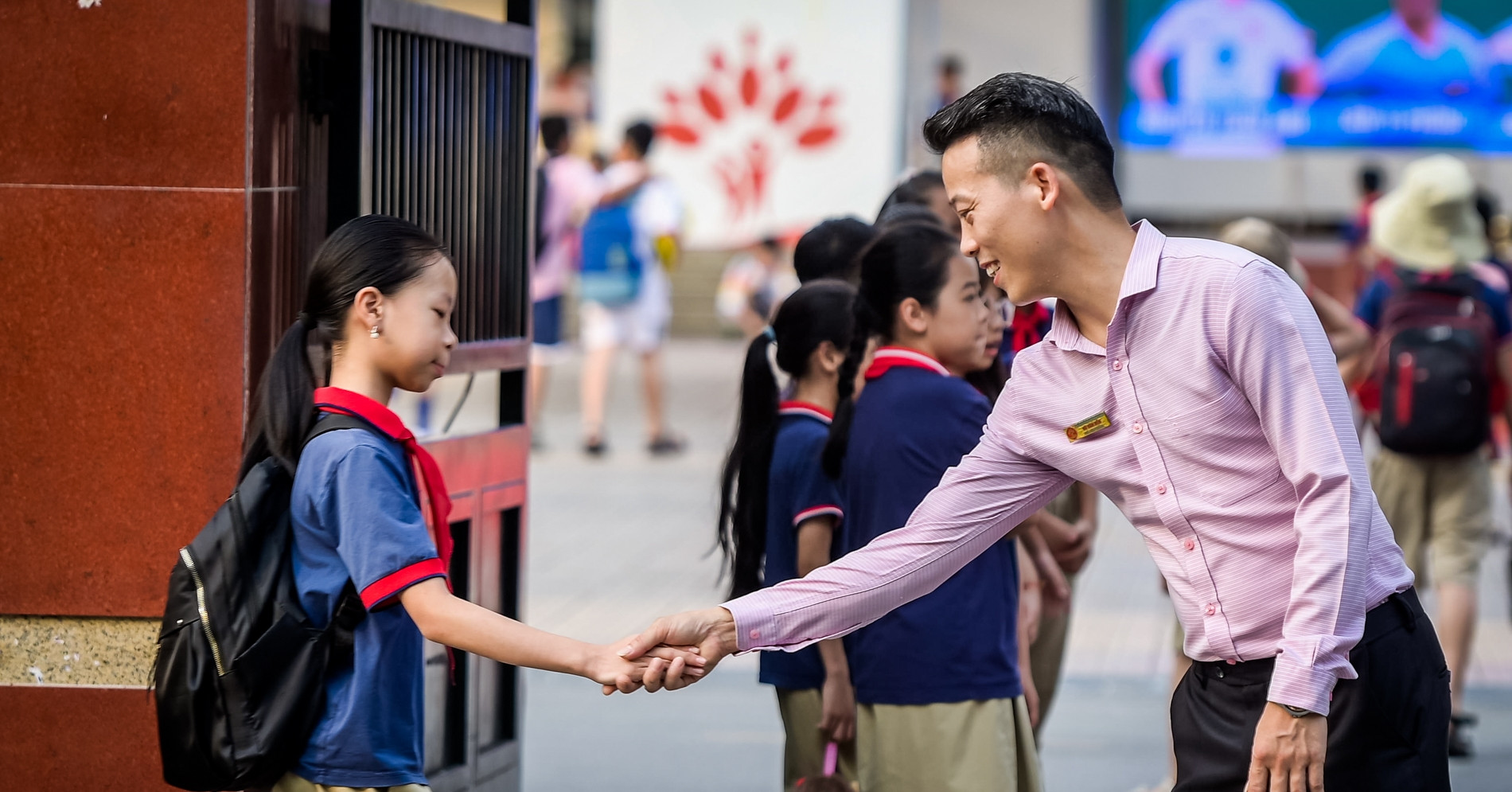 Thầy cô giáo ‘nhàn’ hơn khi bỏ bắt lỗi bằng chào đón học trò