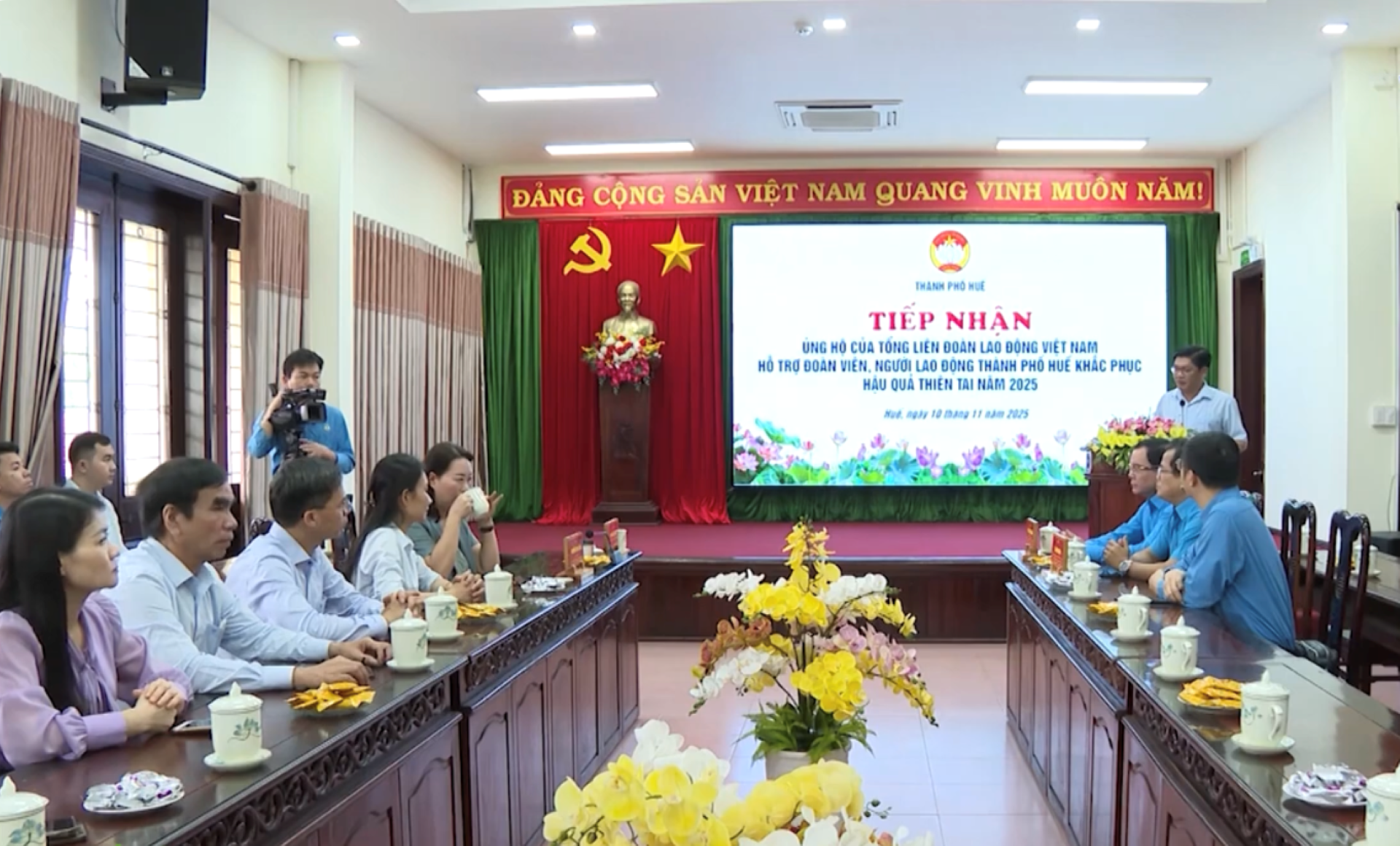 Tin 1 mưa lũ huế .png