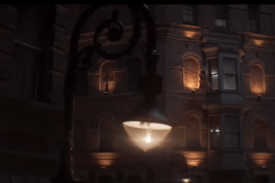 Tom Cruise chỉ cho đồng nghiệp kém 26 tuổi cách sống sót khi đóng cảnh mạo hiểm