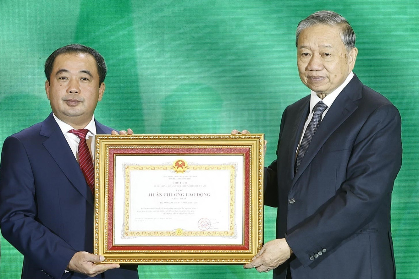 Tổng Bí thư trao Huân chương Lao động hạng nhất cho Bộ Nông nghiệp và Môi trường