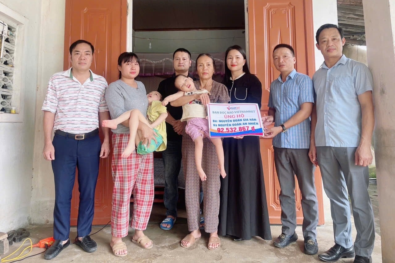 Trao hơn 92 triệu đồng tới người mẹ nuôi 2 con tàn tật ở Hà Tĩnh