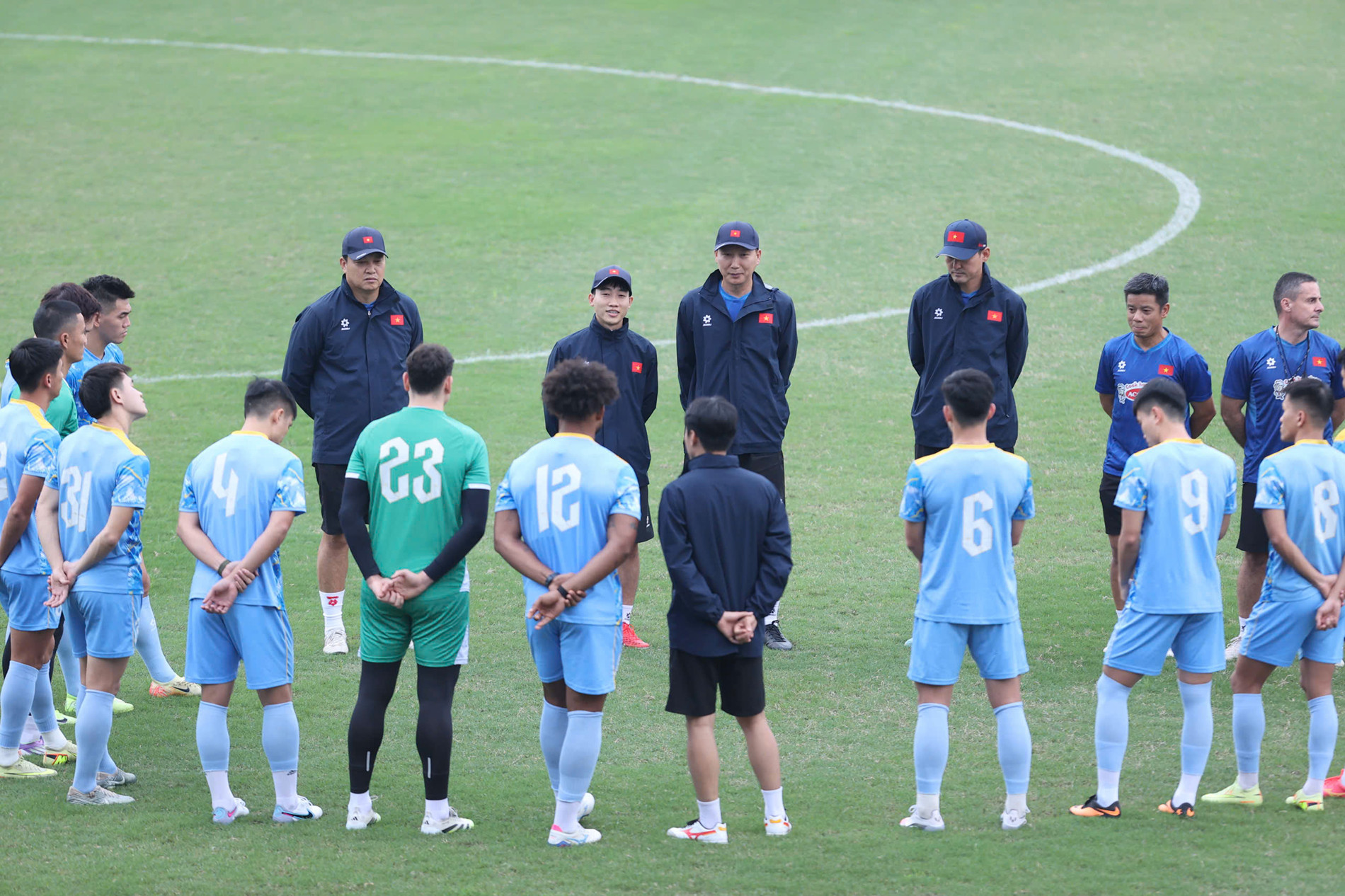 Tuyển Việt Nam vs Lào: Xuân Son đá chính, tại sao không tuyen viet nam 1.jpg