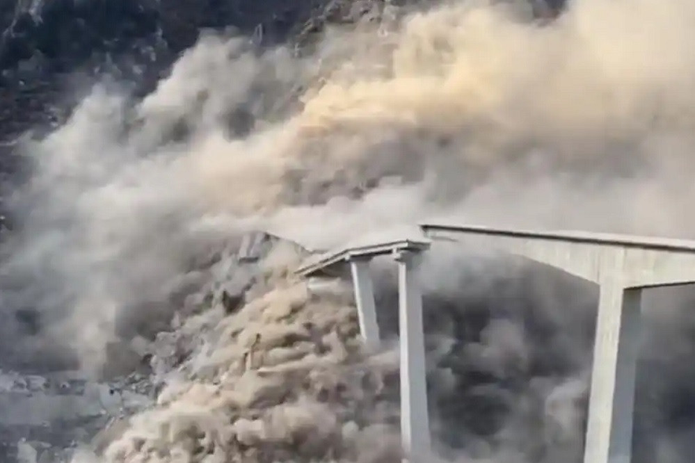 Video cầu vượt cao tốc ở Trung Quốc đổ sập do lở đất