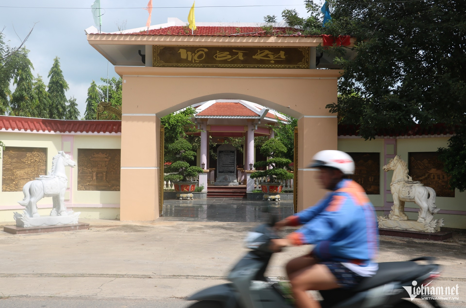 W-mộ bà rịa..JPG.jpg