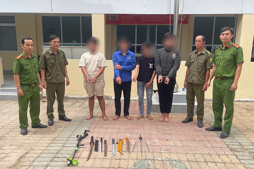 Bắt khẩn cấp hai thiếu niên cầm hung khí gây náo loạn quán cà phê ở TPHCM