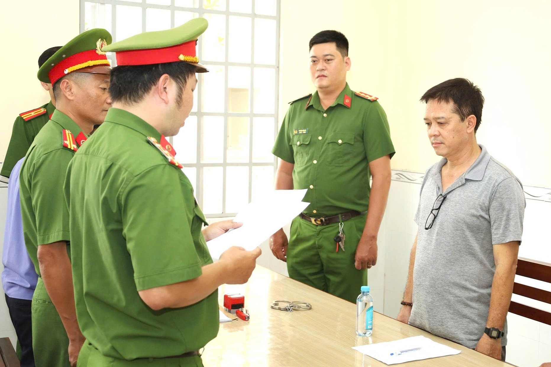 Bắt tạm giam cựu giám đốc ngân hàng ở Cần Thơ