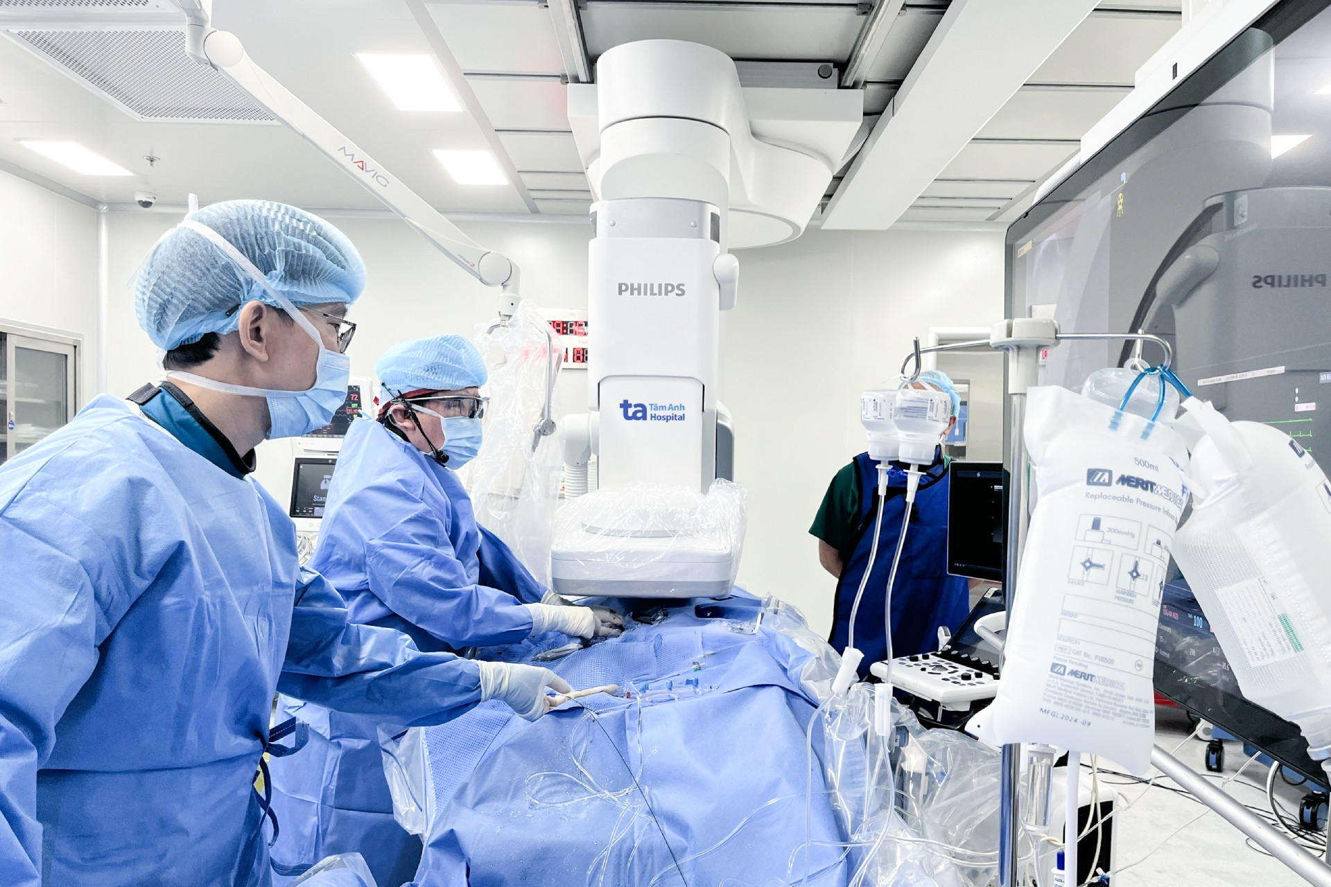 Bệnh viện Tâm Anh làm chủ kỹ thuật cấy van động mạch chủ qua ống thông