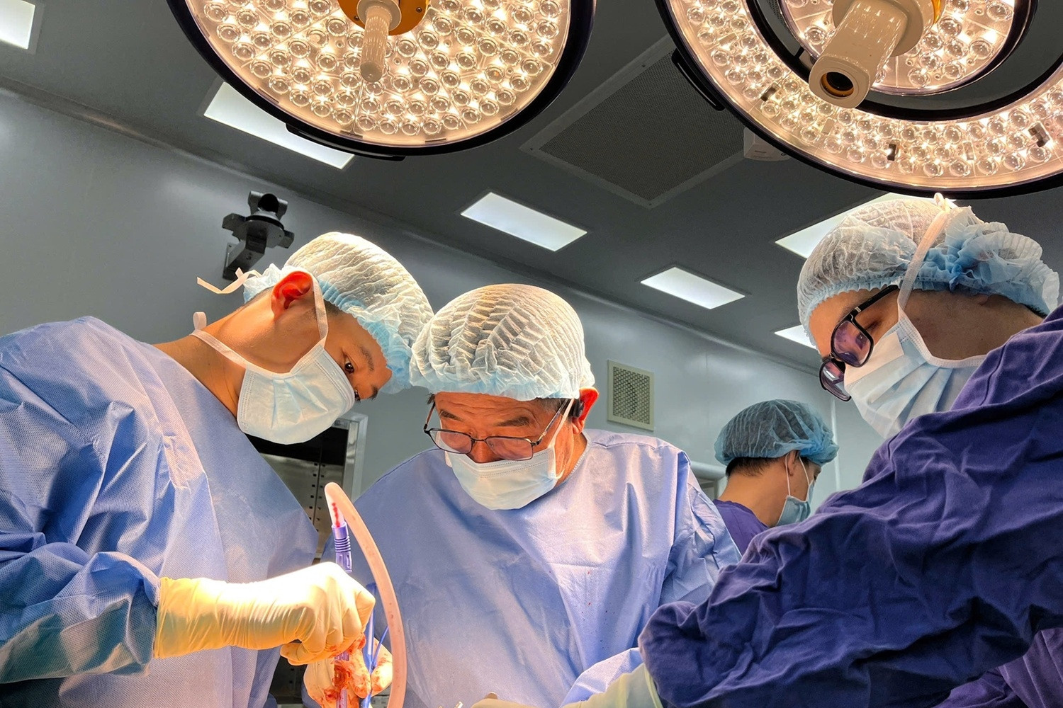 Ca mổ thay cùng lúc 2 khớp gối, bệnh nhân 67 tuổi chấm dứt hơn 10 năm đau đớn