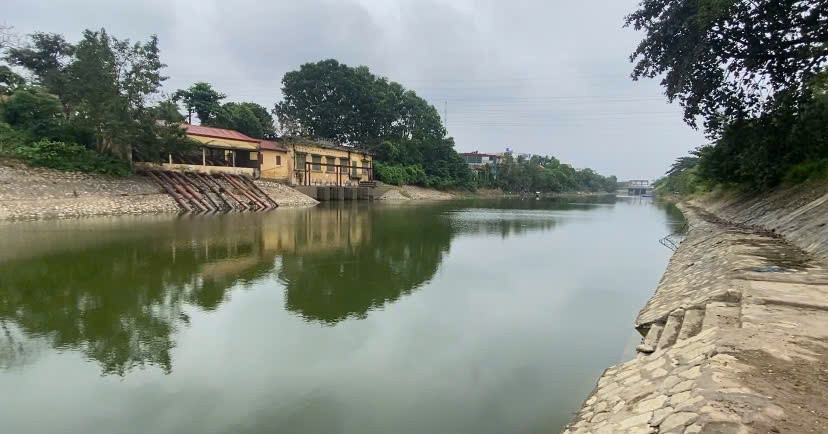 Cận cảnh kênh dẫn nước mới bổ cập cho sông Tô Lịch, &amp;apos;giải cứu&amp;apos; loạt khu ngập úng ở Hà Nội