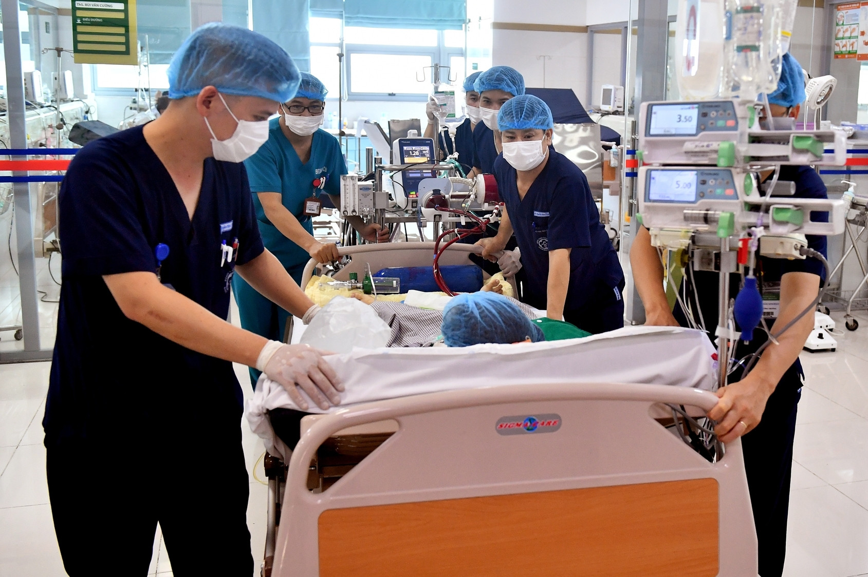 Chính phủ: Nghiên cứu chế độ lương đặc thù và cơ chế bảo vệ an toàn y bác sĩ