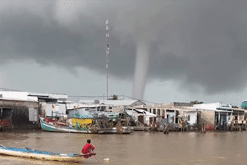 Clip vòi rồng xuất hiện trên vùng biển Cà Mau