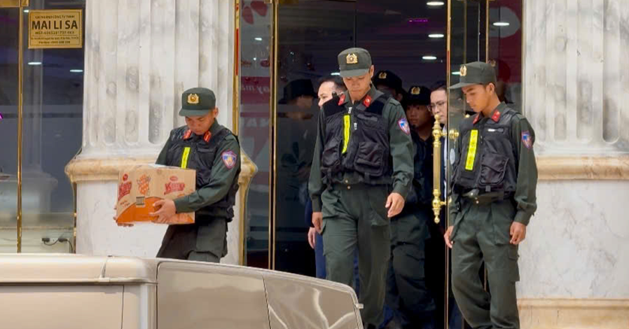 Công an thu giữ nhiều tài liệu khi khám xét hệ ...