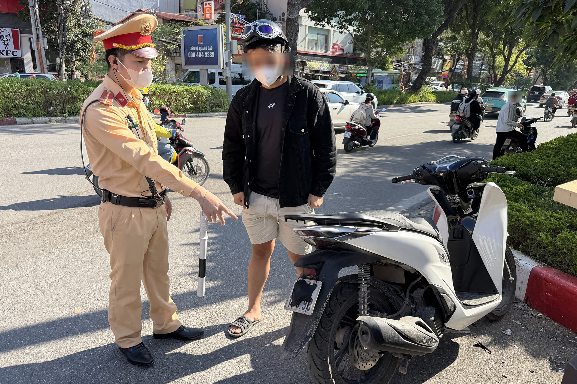 CSGT Hà Nội xử lý hàng loạt tài xế đeo khẩu trang cho biển số xe máy