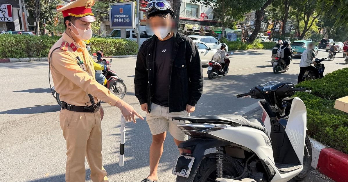 CSGT Hà Nội xử lý hàng loạt tài xế đeo khẩu trang cho biển số xe máy