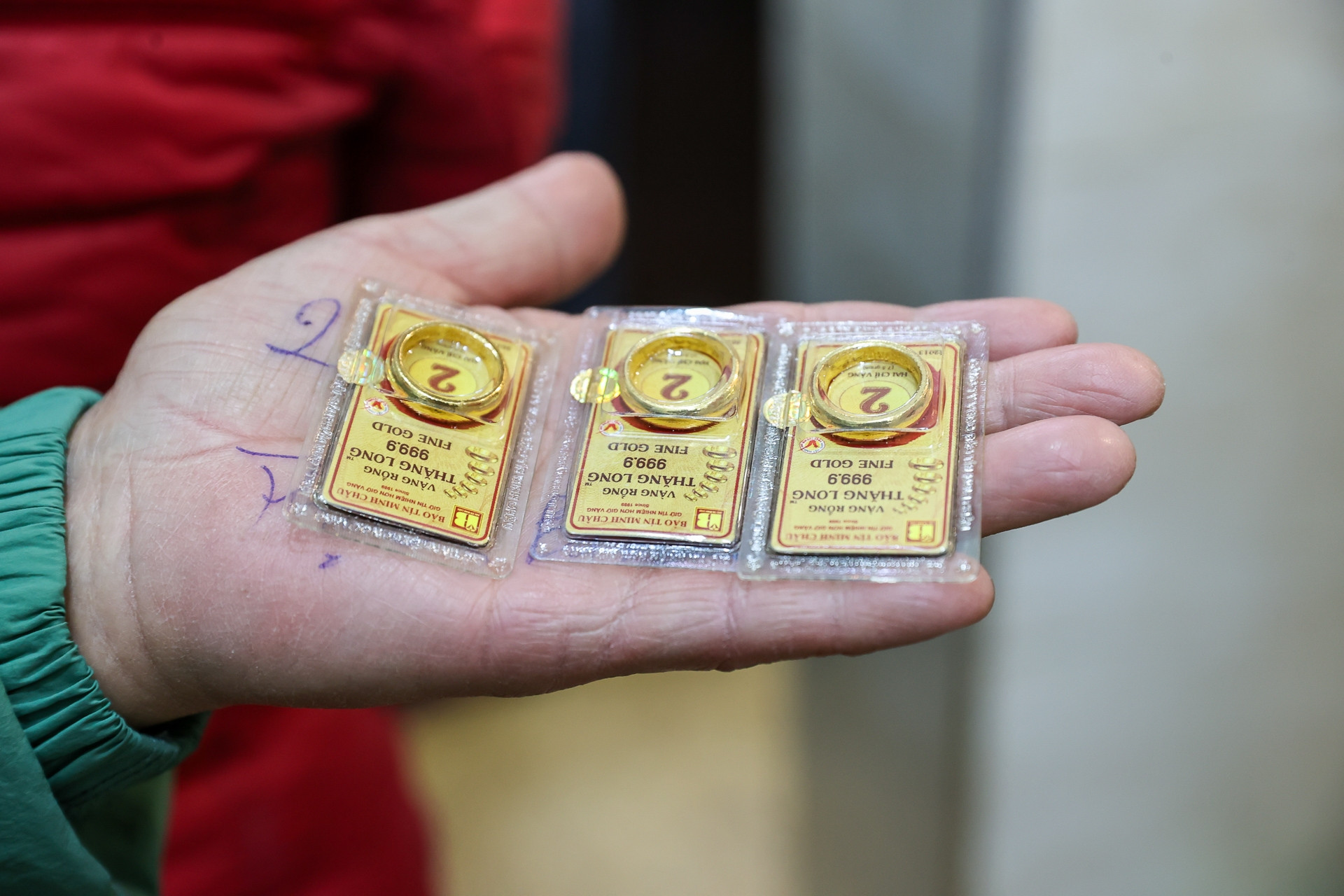 Giá vàng tăng cao: Nhà đầu tư bị 'kẹp hàng', tiệm vàng tư nhân lộ chiêu trò