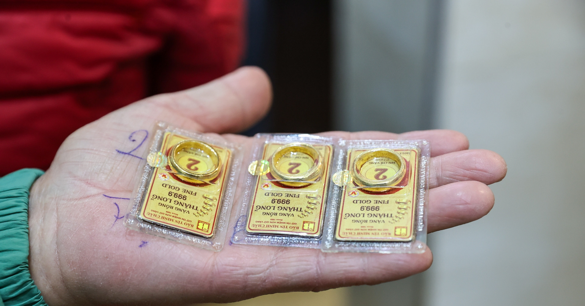 Giá vàng tăng cao: Nhà đầu tư bị "kẹp hàng", ti...