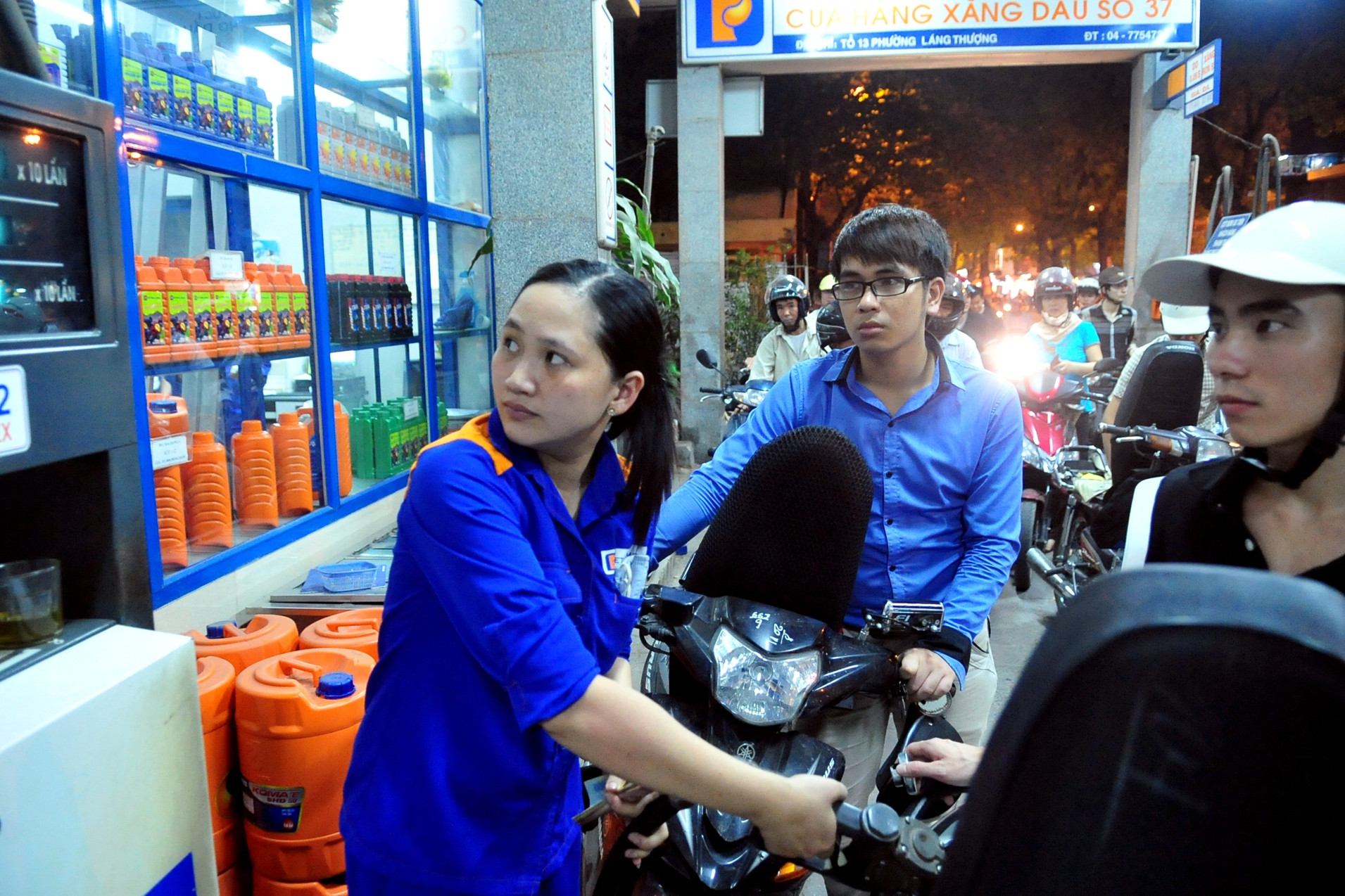 Giá xăng dầu đồng loạt tăng, dầu diesel áp sát 20.000 đồng/lít