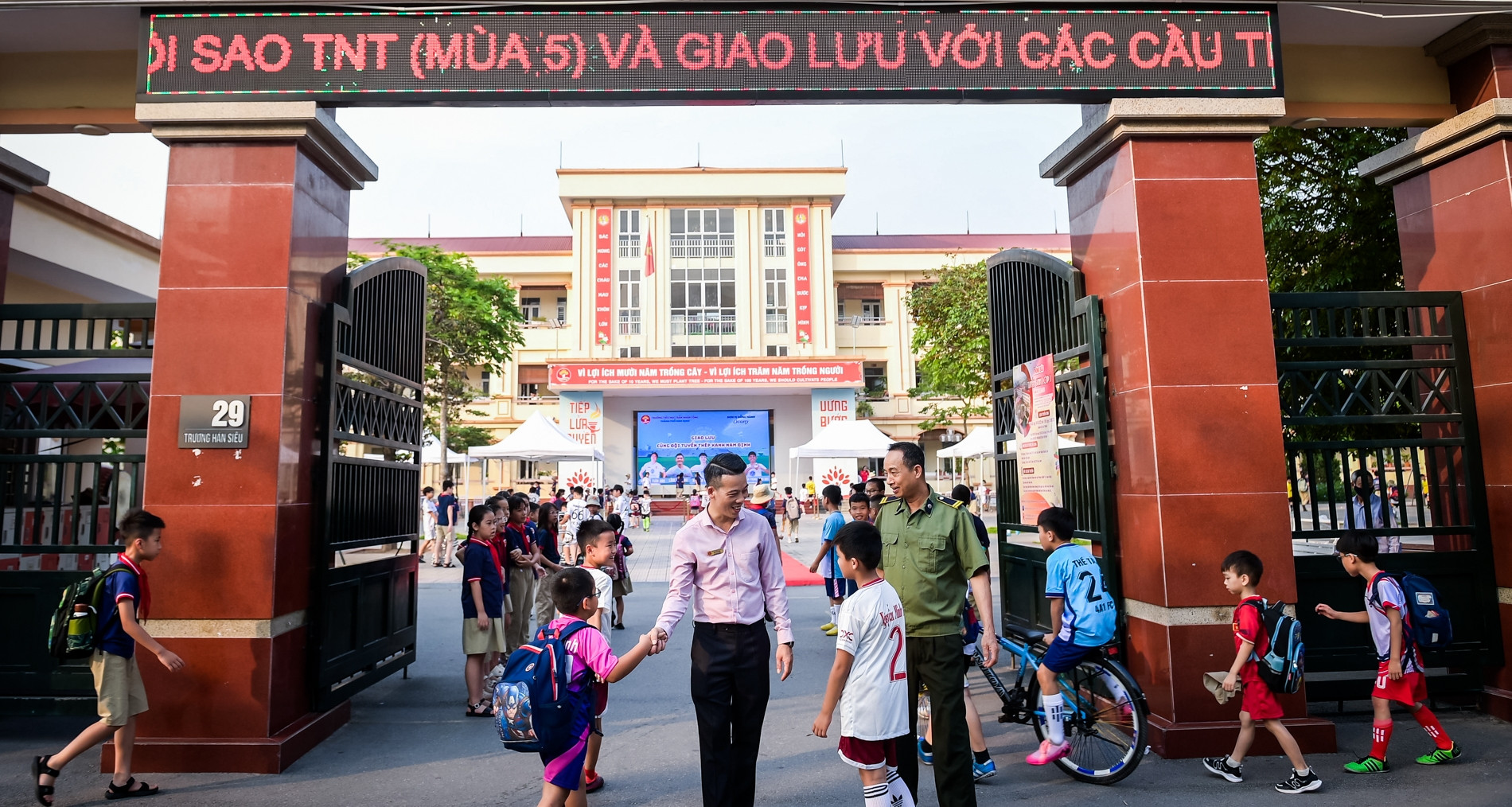 Giáo dục không chỉ là dạy chữ mà còn mở cửa trái tim