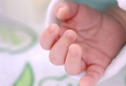 Hai người bí ẩn đi xe máy bỏ lại bé trai sơ sinh trước cổng nhà dân ở Phú Thọ