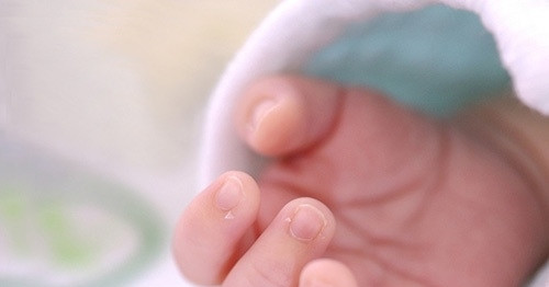 Hai người bí ẩn đi xe máy bỏ lại bé trai sơ sinh trước cổng nhà dân ở Phú Thọ