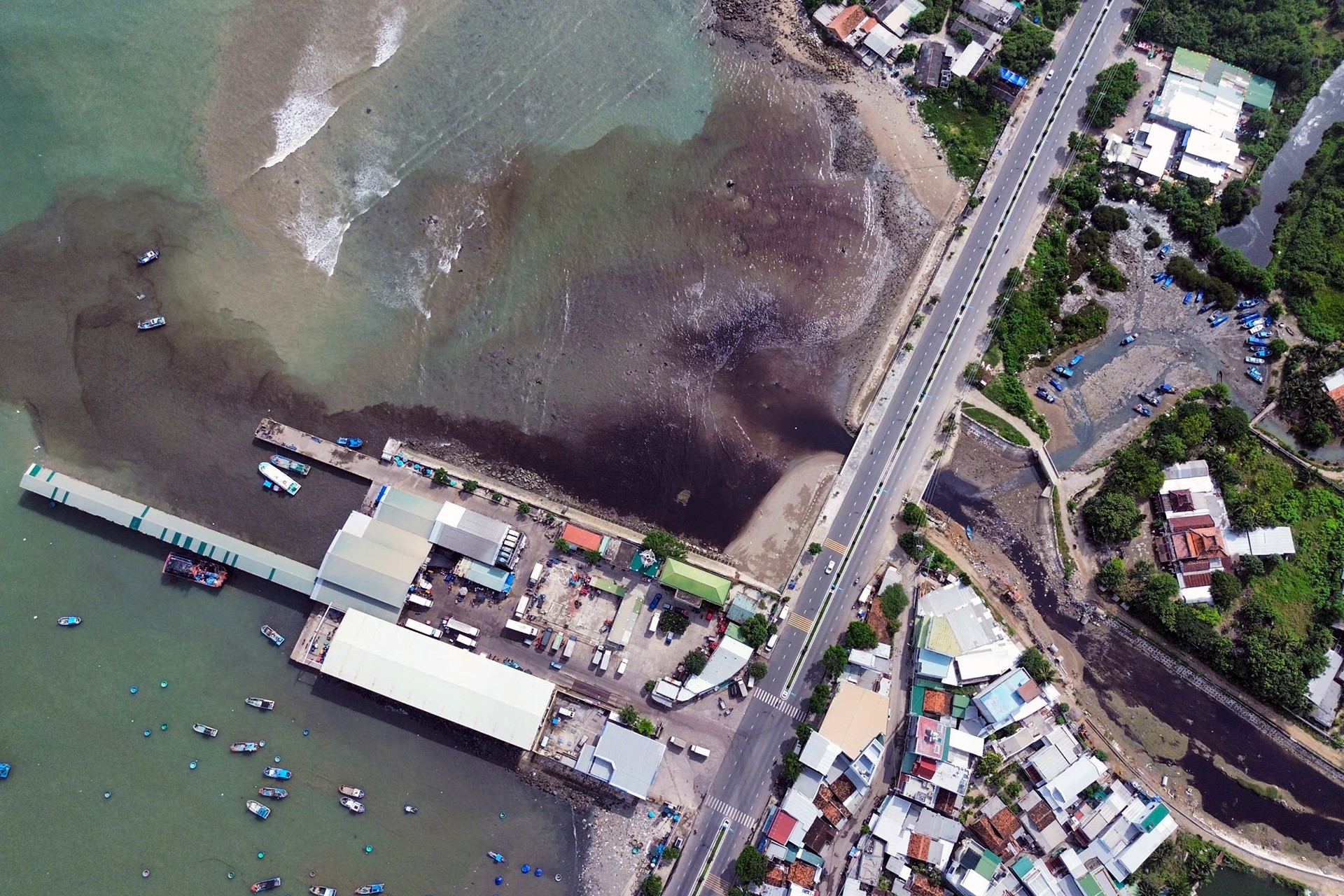 Hình ảnh dòng nước đen ngòm, bốc mùi hôi từ trên núi đổ xuống biển Nha Trang