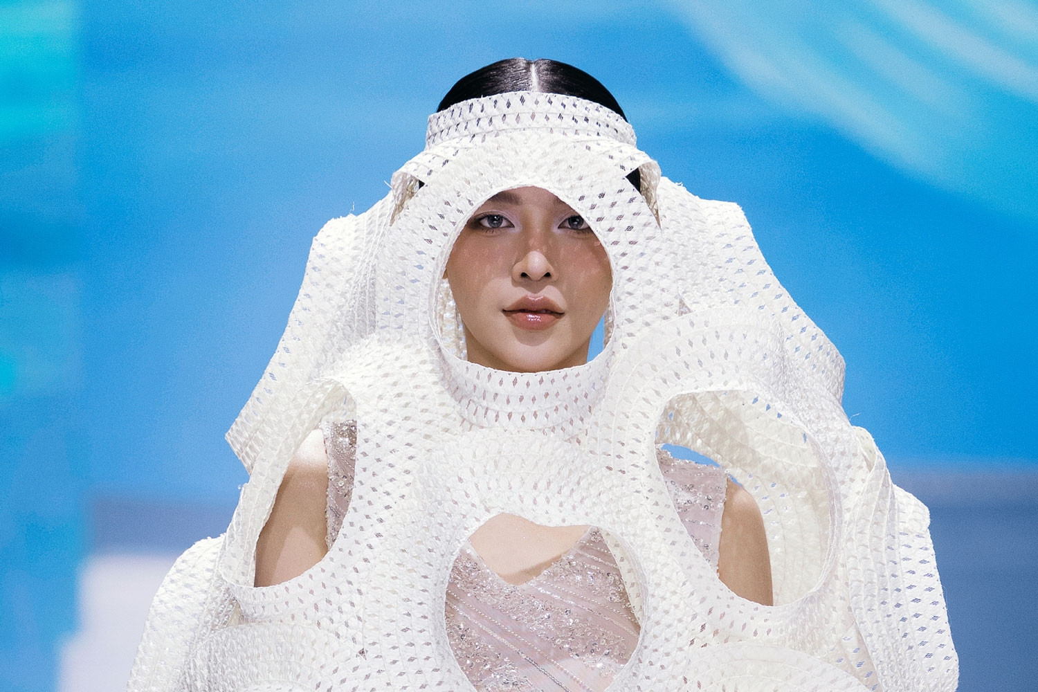 Hoa hậu Thanh Thủy diện trang phục lạ mắt