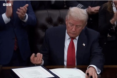 Khoảnh khắc ông Trump ký dự luật ngân sách để chính phủ Mỹ hoạt động lại