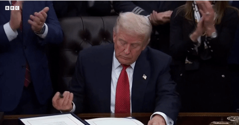 Khoảnh khắc ông Trump ký dự luật ngân sách để chính phủ Mỹ hoạt động lại