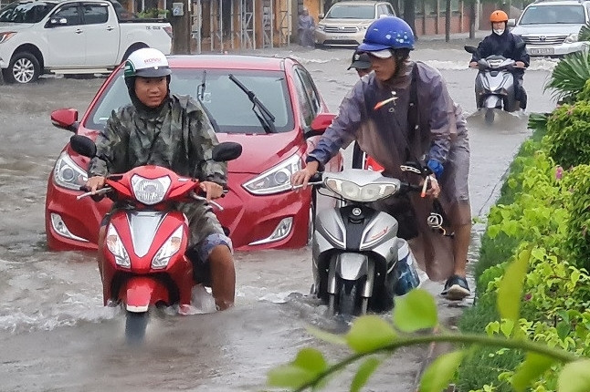 Không khí lạnh tiếp tục tăng cường, Huế - Đà Nẵng sắp mưa lớn đến 700mm