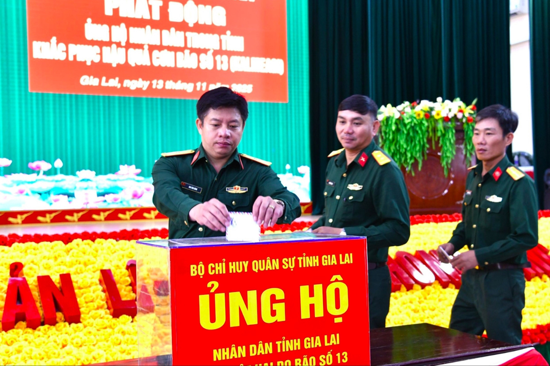 Lực lượng vũ trang tỉnh Gia Lai hỗ trợ người dân khắc phục hậu quả bão số 13