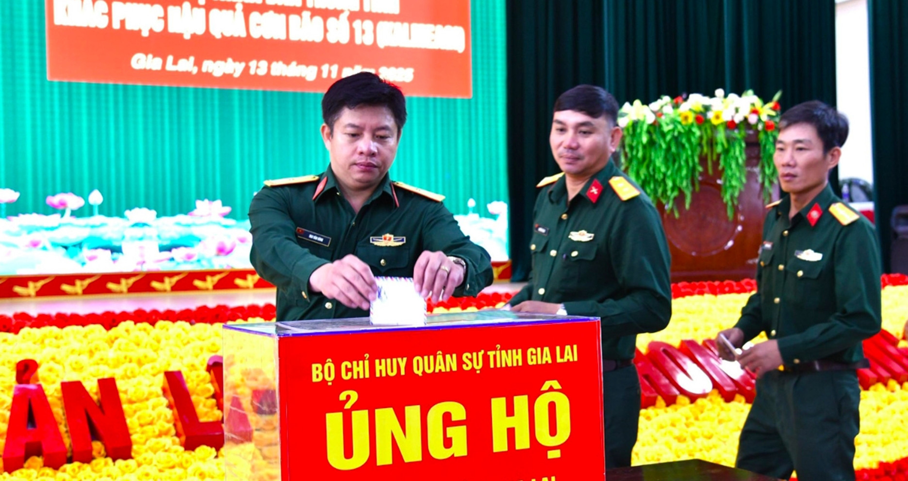 Lực lượng vũ trang tỉnh Gia Lai hỗ trợ người dân khắc phục hậu quả bão số 13