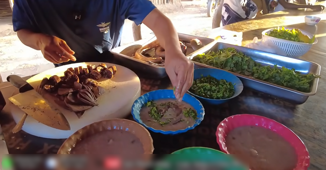 nguoi chau Phi an chao long Viet Nam 5.png