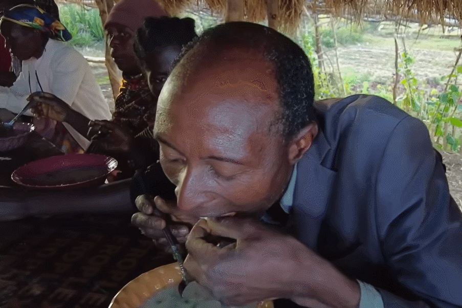 Người châu Phi lần đầu thử món cháo lòng kiểu Việt, kinh ngạc vì… quá ngon