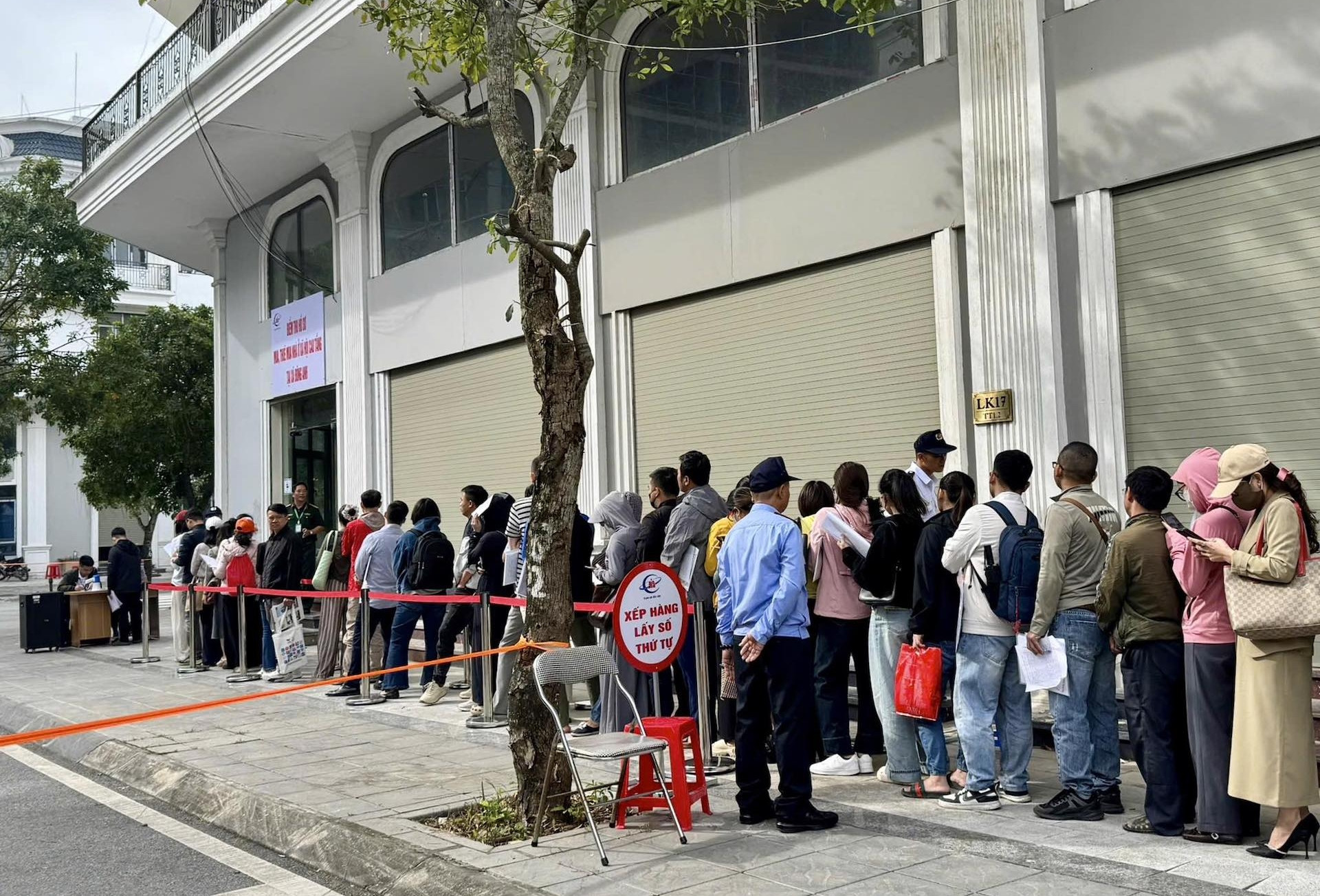 Người dân phản ánh lên bộ chiêu trò của ‘cò’ thao túng, đẩy giá nhà ở xã hội