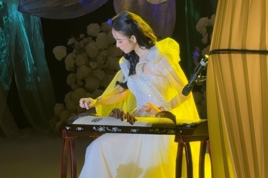 Người mẫu Hương Liên chơi đàn, được chồng CEO hơn 12 tuổi bế bổng trong đám cưới