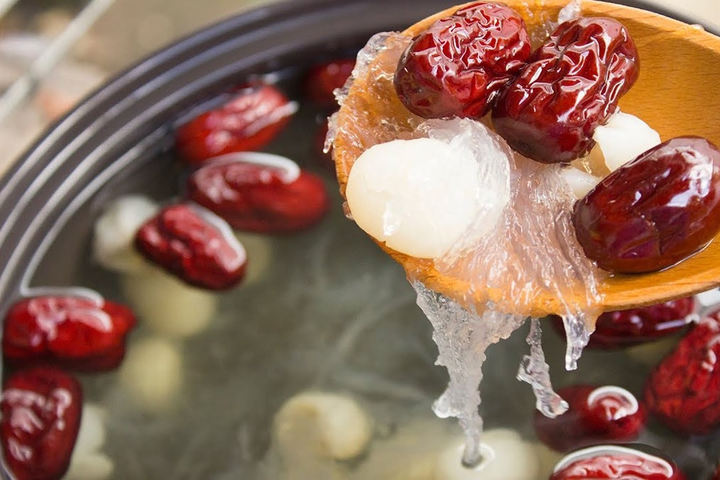 Người phụ nữ phải đi cấp cứu sau khi ăn yến chưng táo đỏ