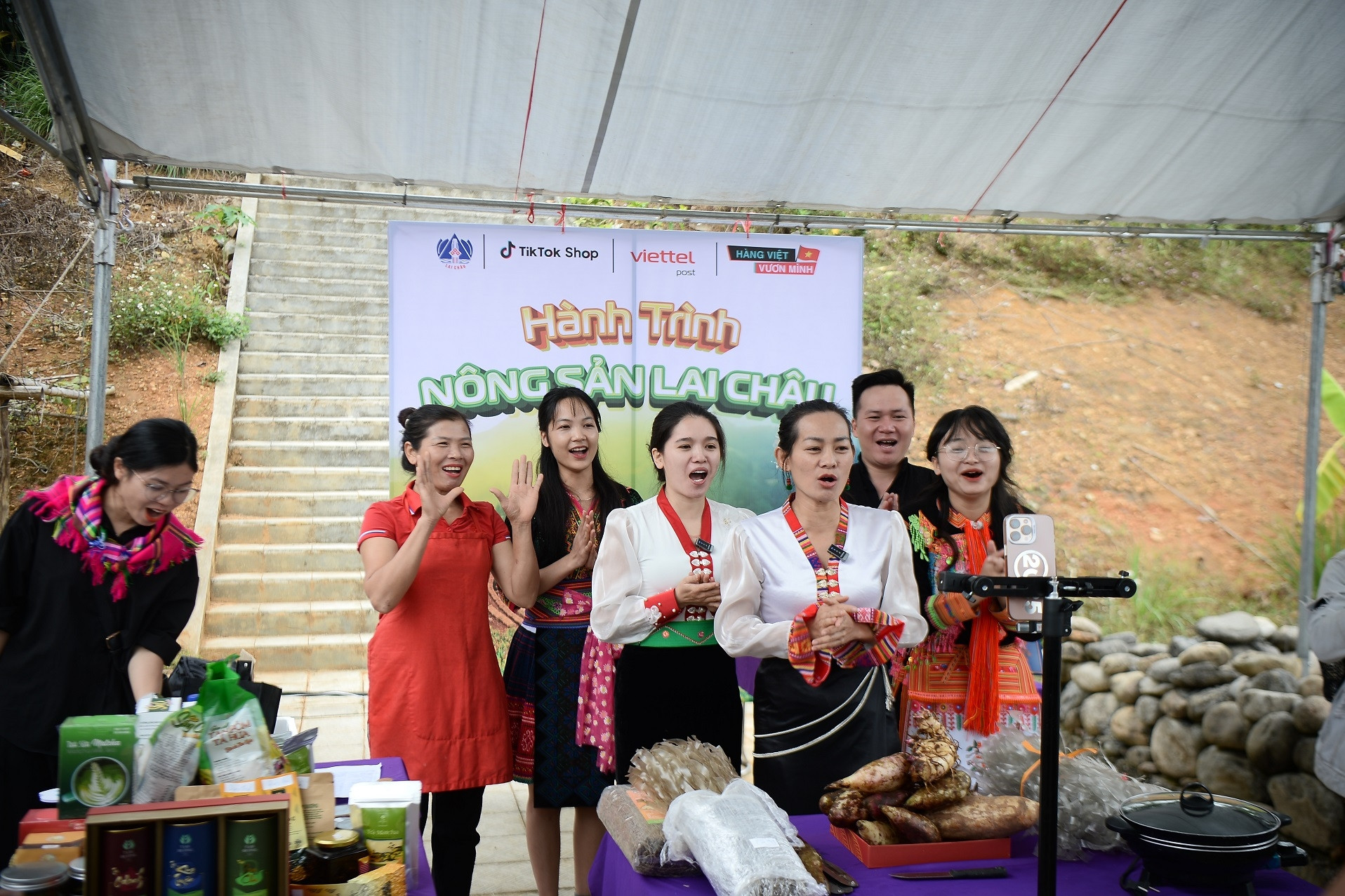 Nữ nhiếp ảnh gia mở lối cho nông sản Tây Bắc lên sàn online