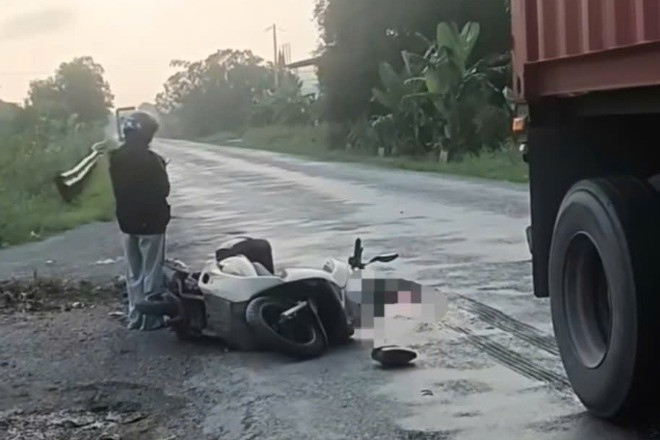 Sụp ổ gà trên quốc lộ, người đàn ông bị ô tô cán tử vong tại chỗ