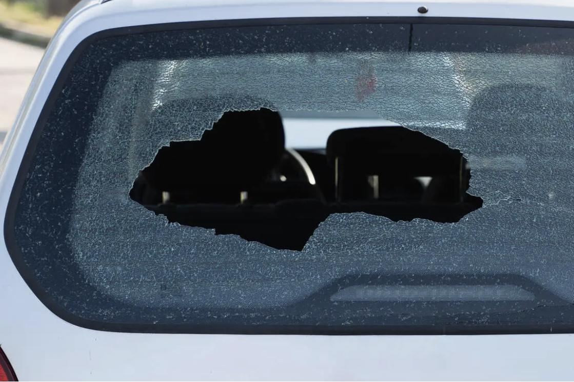 Tài xế rút súng bắn vỡ kính xe sau khi vượt ẩu gây va chạm, một phụ nữ bị thương