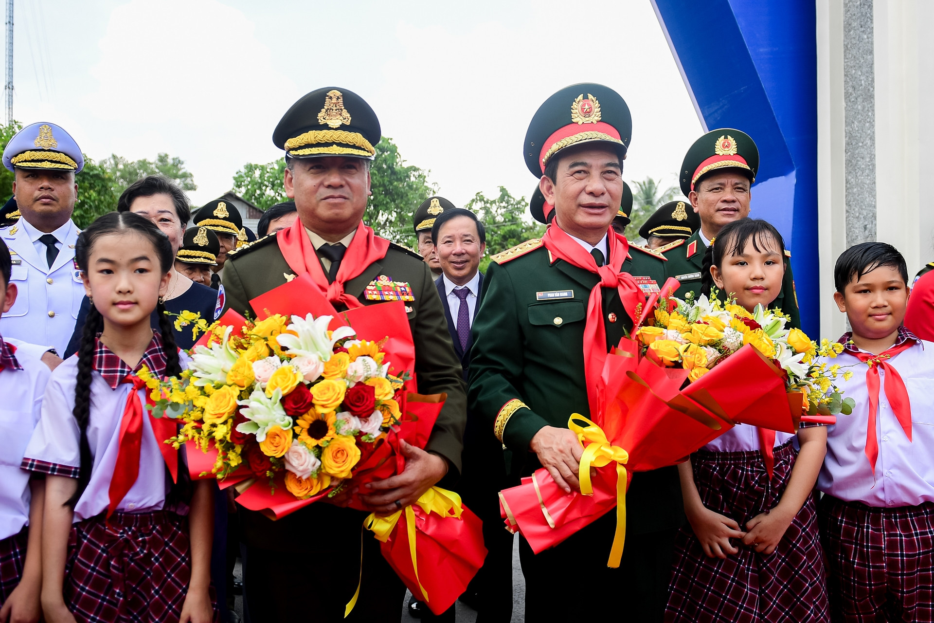 Thầy và trò vùng biên đón 2 Bộ trưởng Quốc phòng Việt Nam và Campuchia