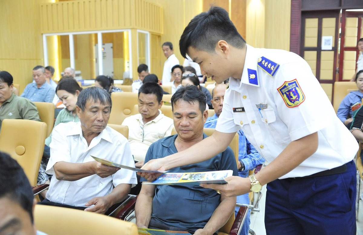 TPHCM tổ chức phiên tòa giả định tuyên truyền chống khai thác IUU cho ngư dân...jpg