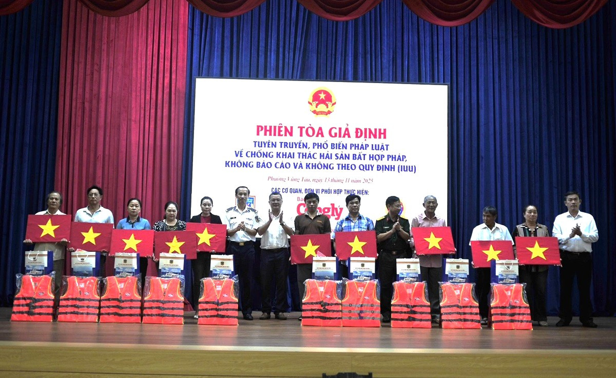 TPHCM tổ chức phiên tòa giả định tuyên truyền chống khai thác IUU cho ngư dân....jpg