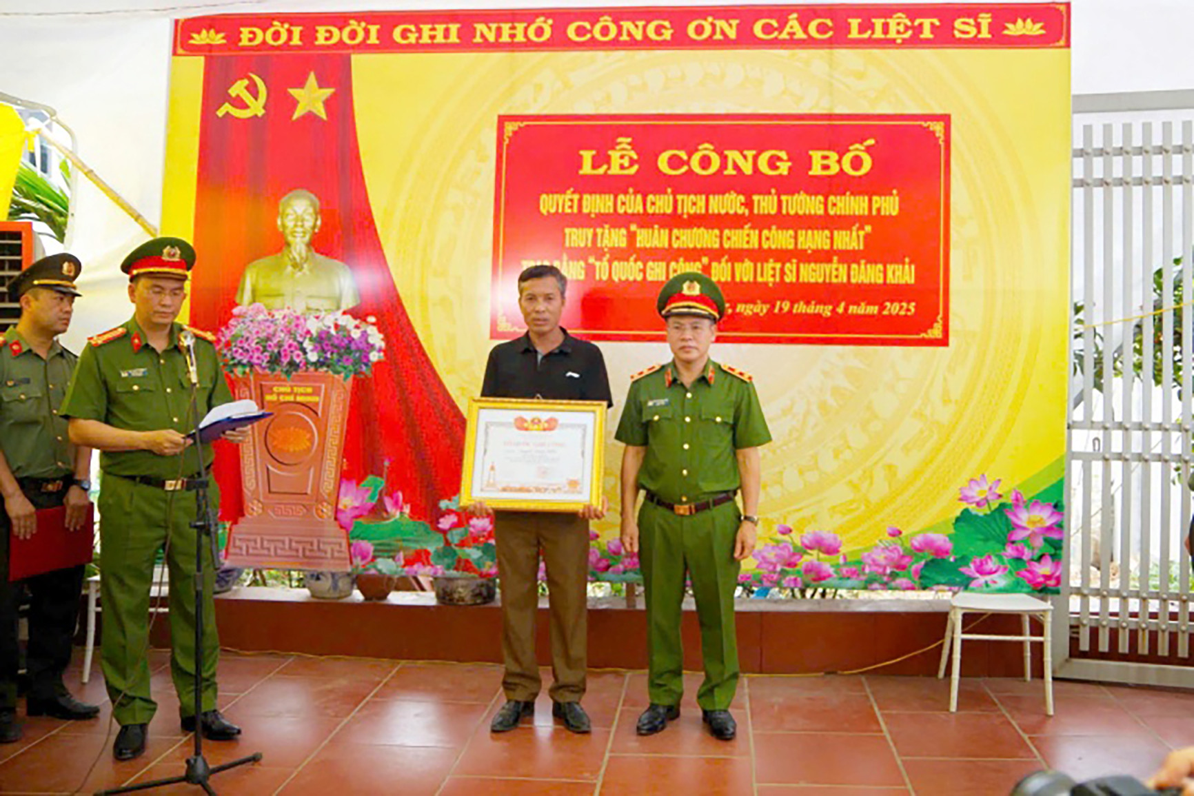trao tổ quốc ghi công.jpeg